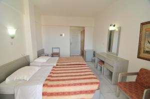 Postel nebo postele na pokoji v ubytování Fourtounis Hotel