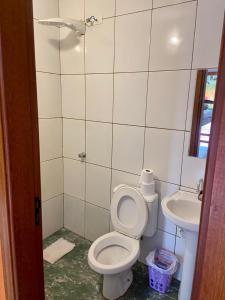 uma casa de banho com um WC e um lavatório em Pousada Oasis em Olímpia