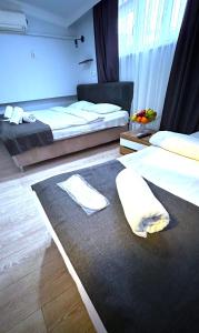 una habitación de hotel con 2 camas y toallas en una alfombra en Istanbul Altun Life Hotel, en Estambul