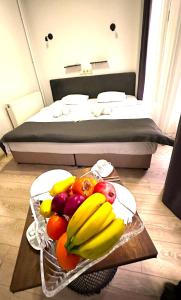 bandeja de fruta en una mesa frente a la cama en Istanbul Altun Life Hotel, en Estambul