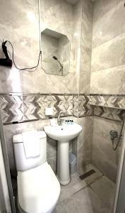 y baño con aseo y lavamanos. en Istanbul Altun Life Hotel, en Estambul