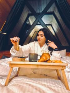 バトゥミにあるDarchi • დარჩიの食べ物の皿に座る女