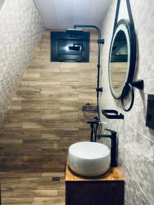 W łazience znajduje się umywalka i lustro. w obiekcie Darchi • დარჩი w mieście Batumi