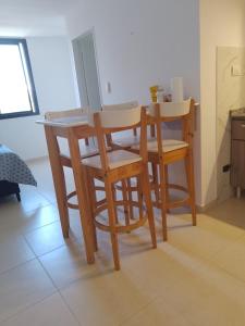 cocina con mesa y sillas en una habitación en CiTriPio en Córdoba