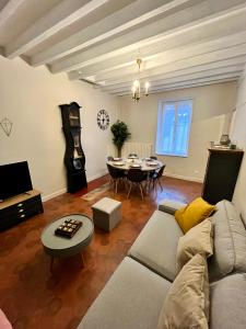 salon z kanapą i stołem w obiekcie Les Deux L du Vignoble w mieście Chablis