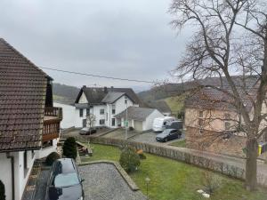 a view of a house with cars parked in a yard at Ferienhaus Rheinnähe in Lykershausen