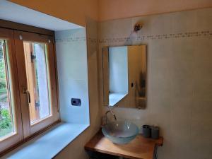 bagno con lavandino a ciotola e finestra di Walking's House Mountain Lake Iseo Hospitality a Lovere
