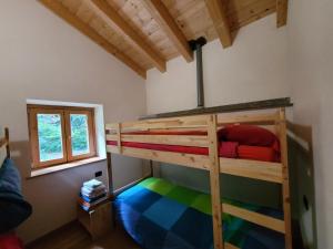 Våningssäng eller våningssängar i ett rum på Walking's House Mountain Lake Iseo Hospitality
