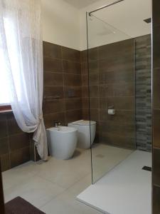 Casnate con BernateにあるB&B Villa Mirellaのバスルーム(トイレ、ガラス張りのシャワー付)