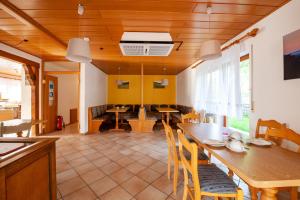 een keuken en eetkamer met een tafel en stoelen bij Hotel Landgasthof Oberschnorrhof in Dammbach