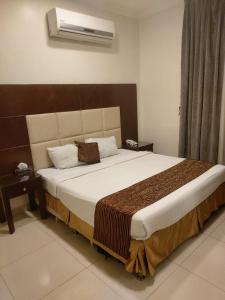 a bedroom with a large bed in a room at إيجار شهري وسنوي in Al Khobar