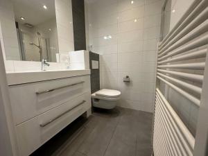 Ένα μπάνιο στο Achthoek 67, quiet location minutes from the beach +25 φωτογραφίες