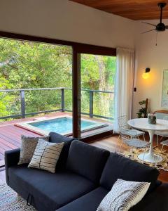 uma sala de estar com um sofá e uma piscina em Finca Panda em Boquete