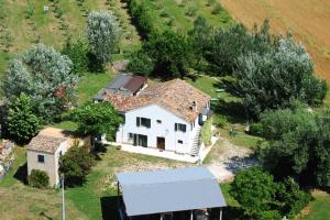 an aerial view of a white house in a field at Casale Al Fiume in Grottazzolina
