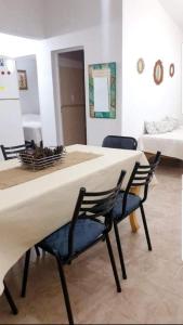 un comedor con 2 sillas y una mesa grande en Departamento Aquí & Ahora con aire frio calor en Villa Carlos Paz
