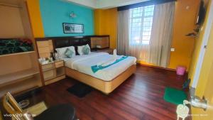 una camera con un grande letto di Yakkha Hotel a Darjeeling