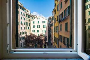 una finestra con vista sulla città di My Sweet Home a Genova