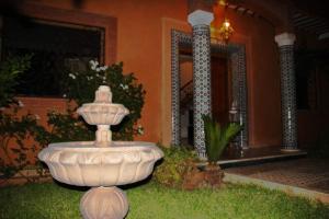 una gran fuente blanca frente a una casa en Villa zohour, en Marrakech