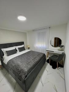 um quarto com uma cama grande e uma secretária em Crystal Račić em Bihać