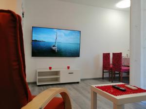 sala de estar con TV colgada en la pared en Apartman Sanja en Pula