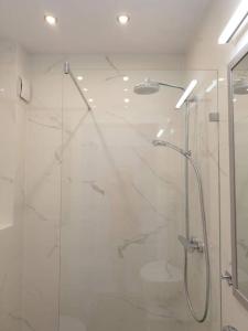 Un baño con ducha con puerta de cristal. en Duplex 250 m from Market Square, en Wroclaw