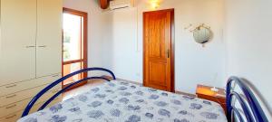 a small room with a bed and a window at Appartamento Residenziale Bilocale Citai San Teodoro in San Teodoro