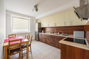 Kuchyňa alebo kuchynka v ubytovaní MarOks Żółwia Apartment