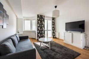 Televízia a/alebo spoločenská miestnosť v ubytovaní MarOks Żółwia Apartment