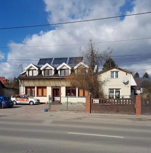 ein Haus mit Sonnenkollektoren darüber in der Unterkunft GuestHouse in Piaseczno