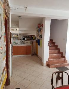 una cocina con una escalera que conduce a un asterisco en GuestHouse, en Piaseczno
