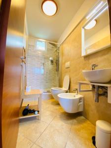 een badkamer met 2 wastafels en een toilet bij Lucky’s house in Noicattaro