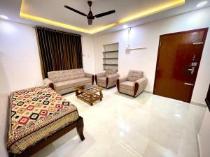 - un salon avec un canapé, des chaises et un plafond dans l'établissement Holiday Home #Vibrant#Hear of the City #Family Only, à Mangalore