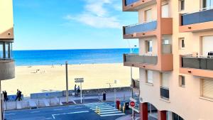a view of a beach from a building at LE COSY Canet - Studio pour 2 personnes à 30m de la plage avec parking in Canet-en-Roussillon