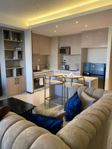 ein Wohnzimmer mit einem Sofa und einer Küche in der Unterkunft two bedroom in Westland in Nairobi