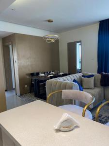 sala de estar con sofá y mesa en two bedroom in Westland, en Nairobi