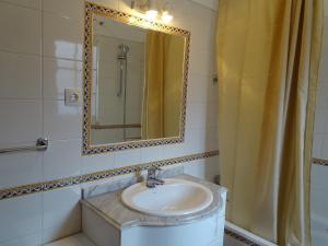 un baño con lavabo y espejo en BRIGHT AMBIENCE by Stay in Alentejo, en Vila Nova de Milfontes 32 fotos más