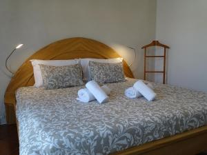 1 dormitorio con 1 cama grande y 4 almohadas en BRIGHT AMBIENCE by Stay in Alentejo, en Vila Nova de Milfontes