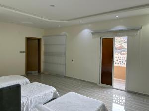 Zimmer mit 2 Betten und einem Fenster in der Unterkunft فيلا قمرية الهدا in Al Hada