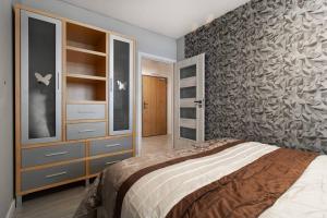 Un pat sau paturi într-o cameră la Apartment Butterfly 50m2 2 rooms Downtown