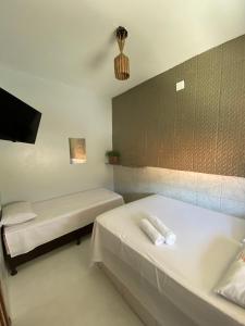 Habitación con 2 camas y bañera. en Hotel Dallas Ipiranga, en Bom Jesus da Lapa 3 fotos más