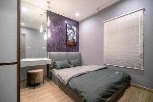 ein kleines Schlafzimmer mit einem Bett und einem Waschbecken in der Unterkunft NK#Homestay#Vinhomes#Oceanpark#2PN#C29 in Gia Lâm Pho