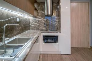eine Küche mit Spüle und Theke in der Unterkunft NK#Homestay#Vinhomes#Oceanpark#2PN#C29 in Gia Lâm Pho + 4 Fotos