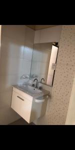 La salle de bains est pourvue d'un lavabo et d'un miroir. dans l'établissement Apartamentos María, à San Rafael