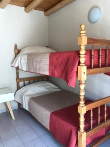 1 dormitorio con 2 literas en una habitación en Apartamentos María en San Rafael
