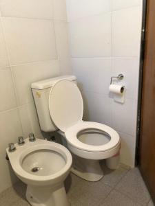 La salle de bains est pourvue de toilettes et d'un bidet. dans l'établissement Apartamentos María, à San Rafael