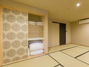 a room with bunk beds with towels in it at Rakuten STAY VILLA Kamogawa Building B with Terrace and sauna Capacity of 12 persons in Kamogawa