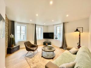 カンペールにあるLE SALLÉ - Confort - Wifi - Centre Historique - Entrée Autonomeのソファとテーブルのあるリビングルーム