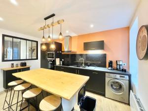 カンペールにあるLE SALLÉ - Confort - Wifi - Centre Historique - Entrée Autonomeのキッチン(木製テーブル、シンク付) +20枚の写真