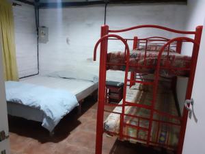 Habitación con 2 literas en una habitación en RUKAFUCHA en Mendoza