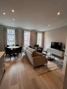 倫敦的住宿－One bedroom flat in Chelsea，客厅配有沙发和桌子